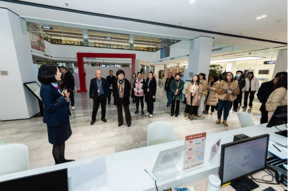 福建省图书馆“研思力行 阅启新程” 馆员提升计划<div>首场内部参观研习活动举行</div>