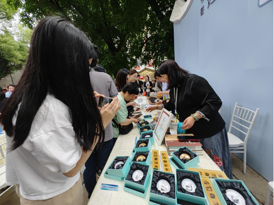 数字缩微技术赋能文化传承 创新服务助力全民阅读 <div>——数字缩微技术亮相2025年福建省 </div><div> 公共图书馆服务宣传周</div>
