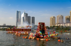 周英琦 《冬泳迎新年》（2017年闽江华龙园）.