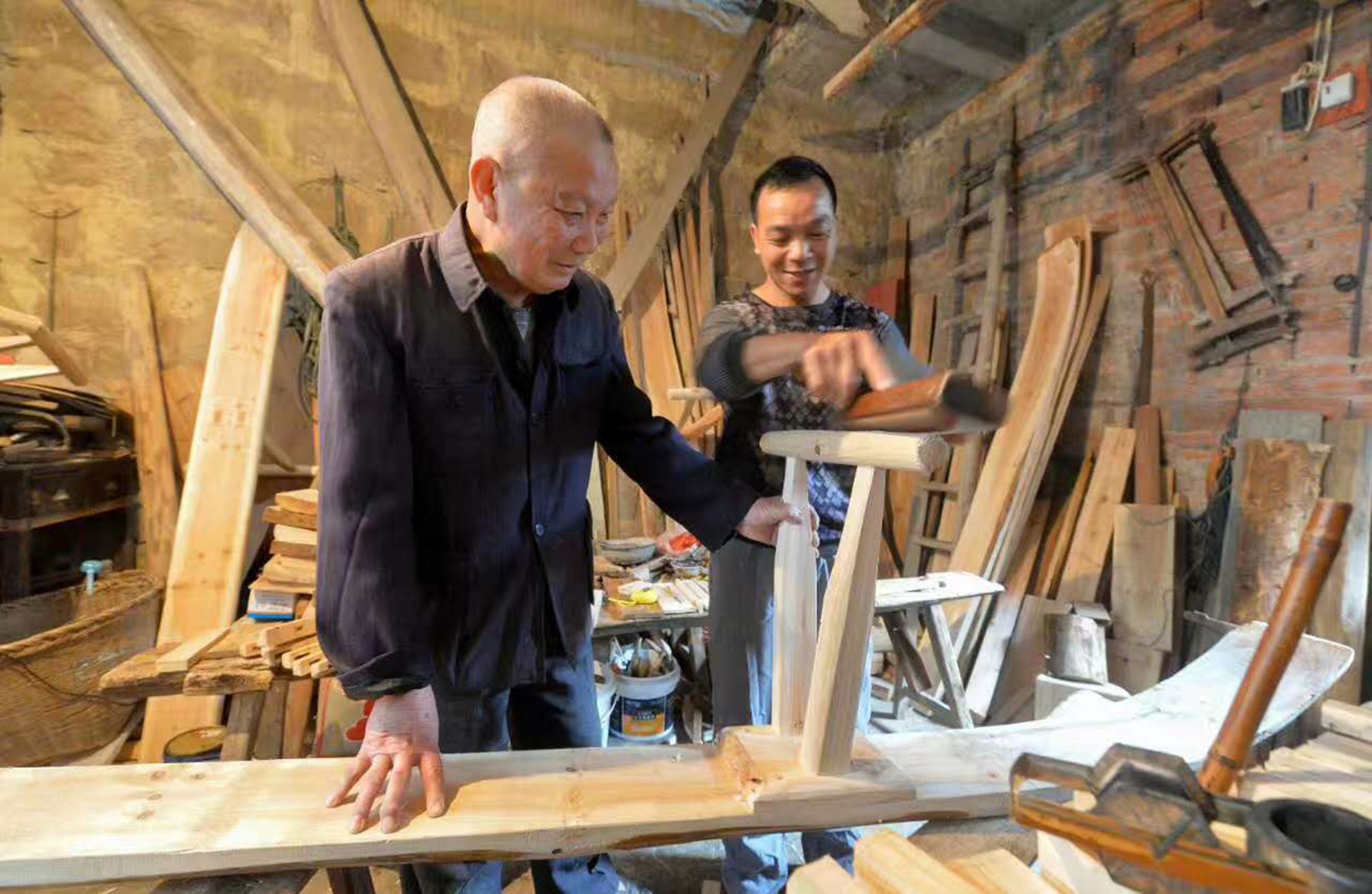 81岁的陈承桂老人在玉井村制作泥橇已经有五十多年了.jpg