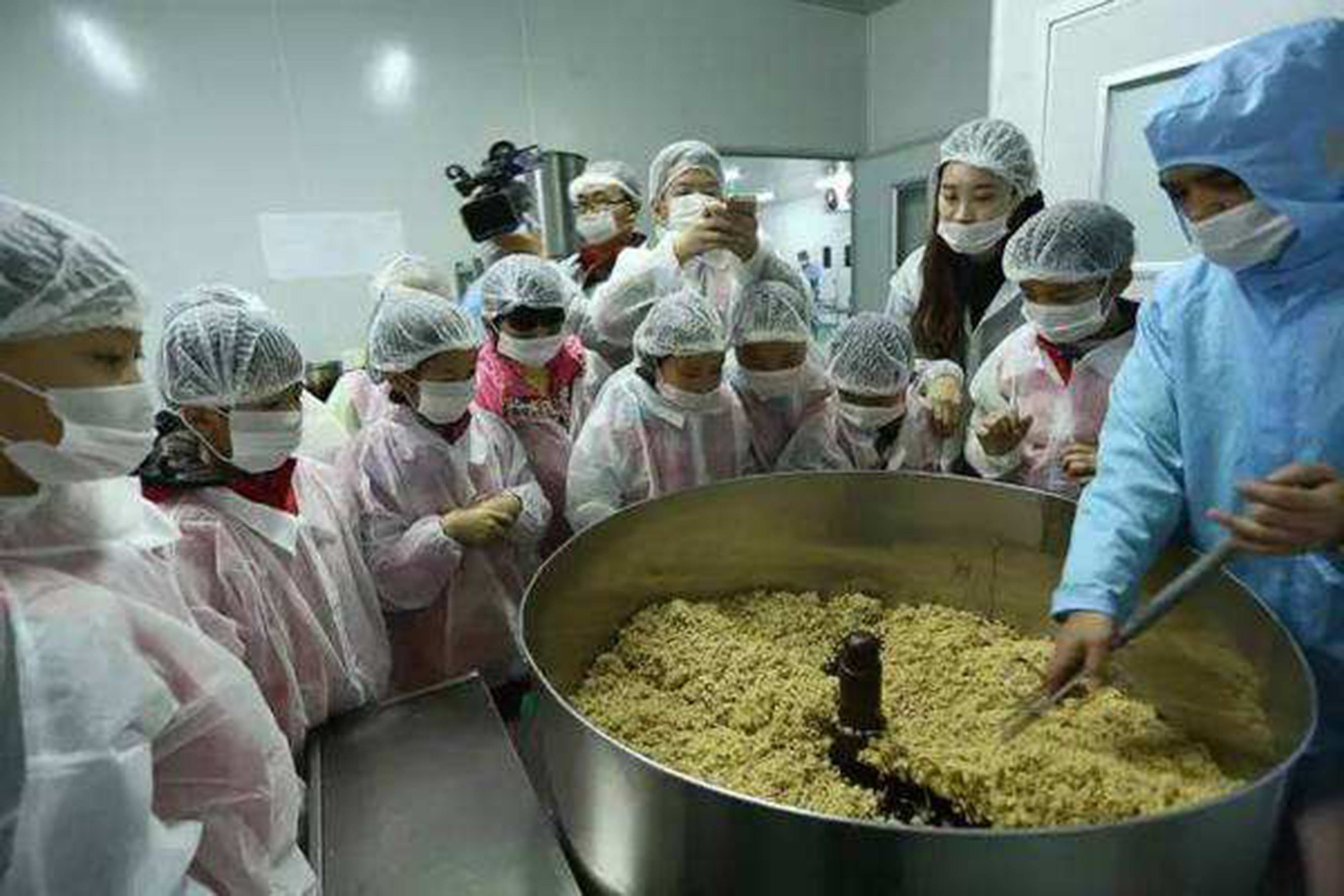 2014年，福州实验小学的孩子们参观鼎鼎肉松现代化的加工厂.jpg