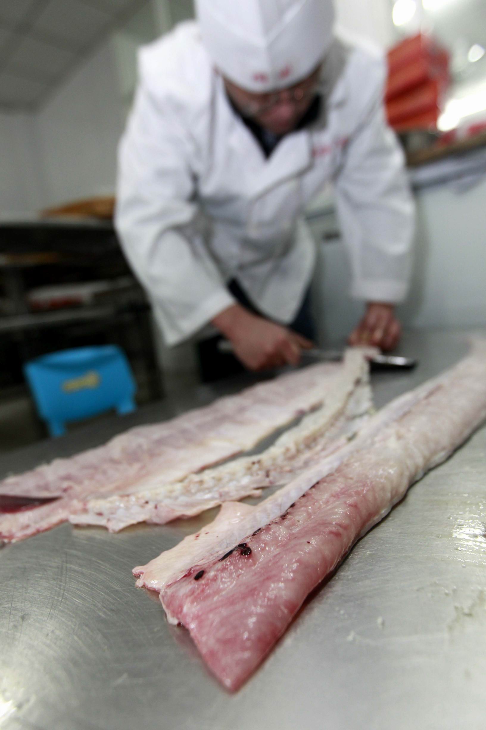 鳗鱼平剖后清除内脏和鱼骨，并剥掉鱼皮，只取鱼肉2 副本.jpg