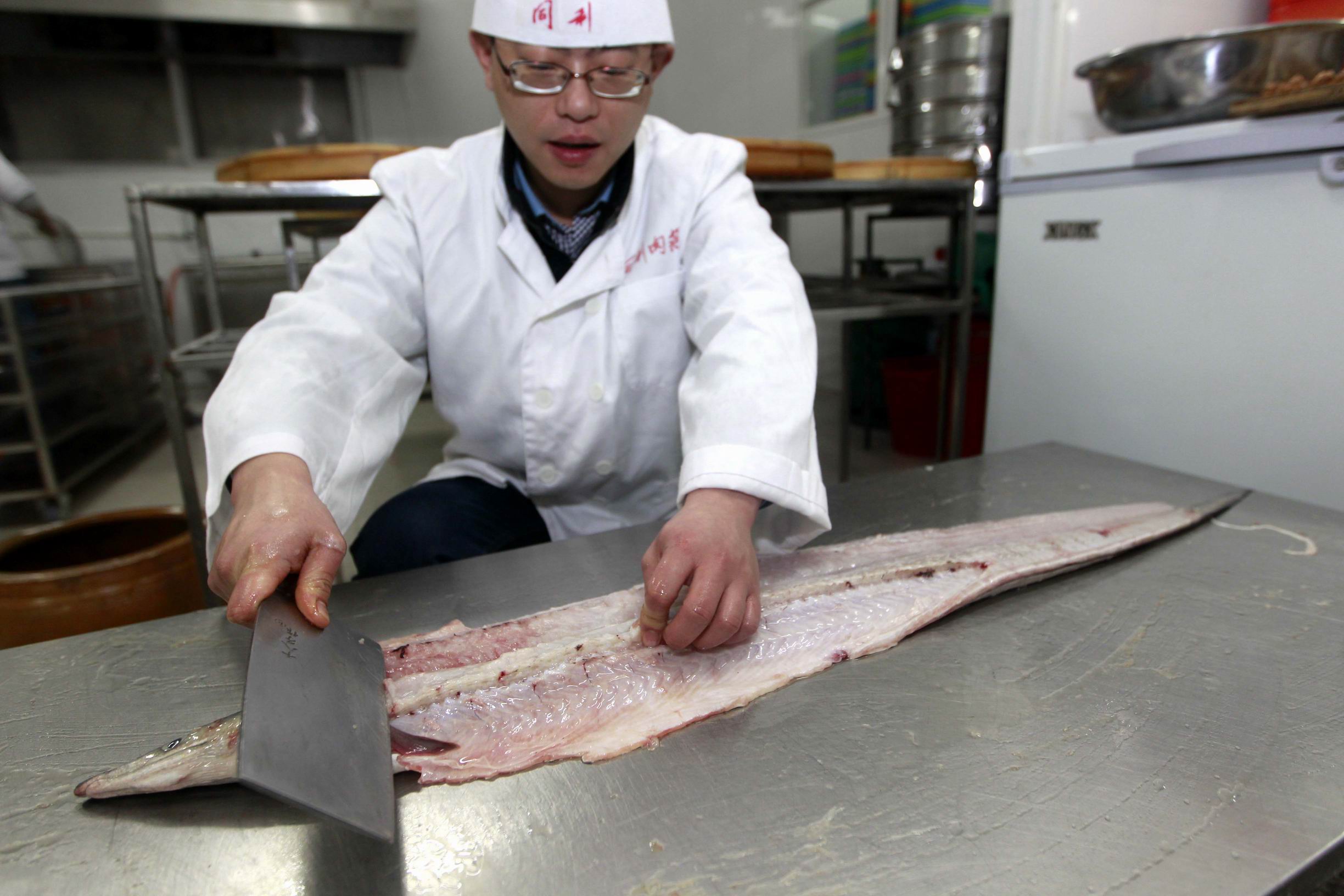 鳗鱼平剖后清除内脏和鱼骨，并剥掉鱼皮，只取鱼肉 副本.jpg