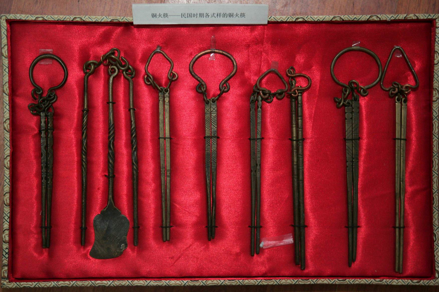 6，民国时期各式各样的铜火筷，两根筷子用链子拴在一起.jpg