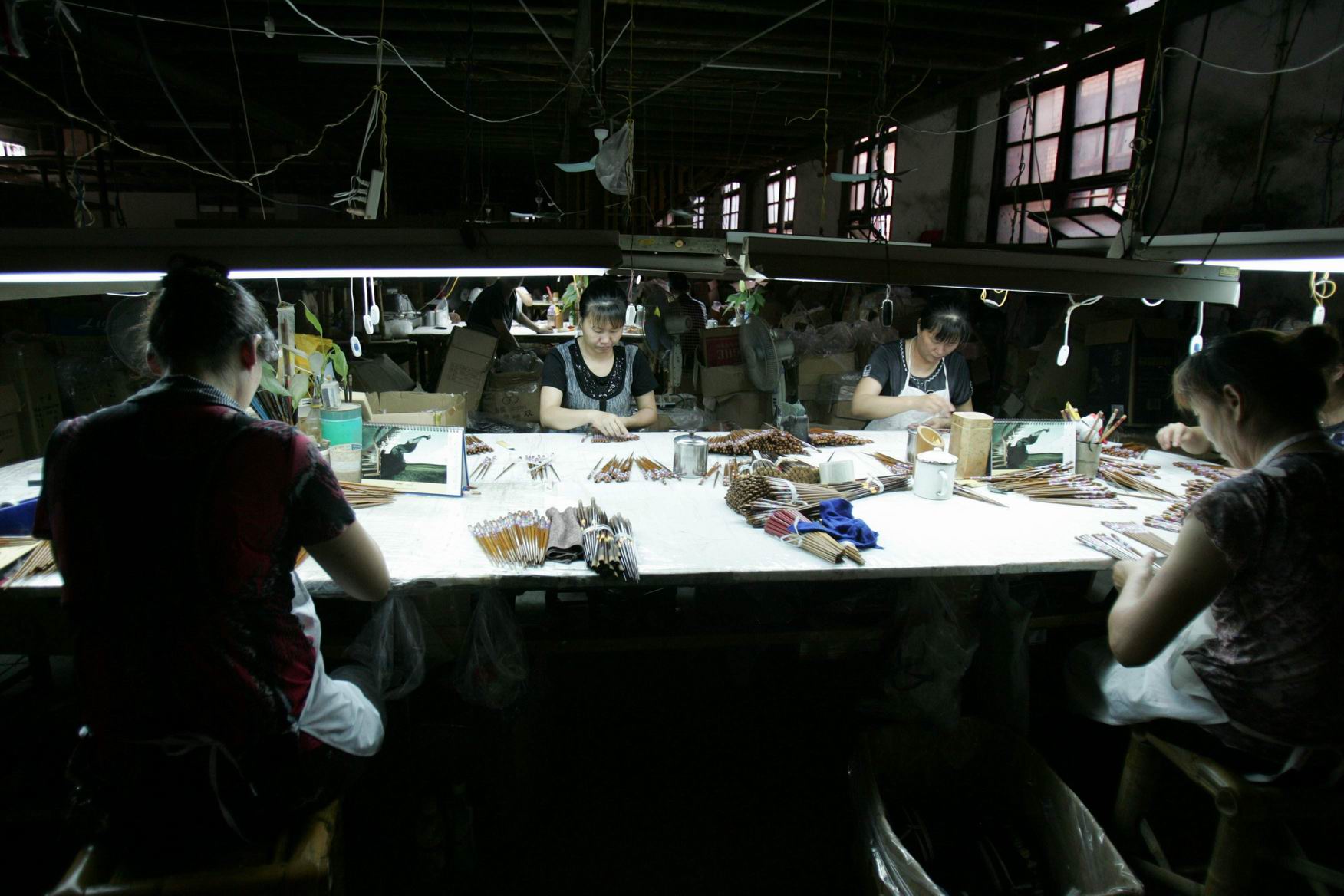 福州民天筷子厂的车间，采用的仍是传统的漆箸制作工艺 (3).jpg