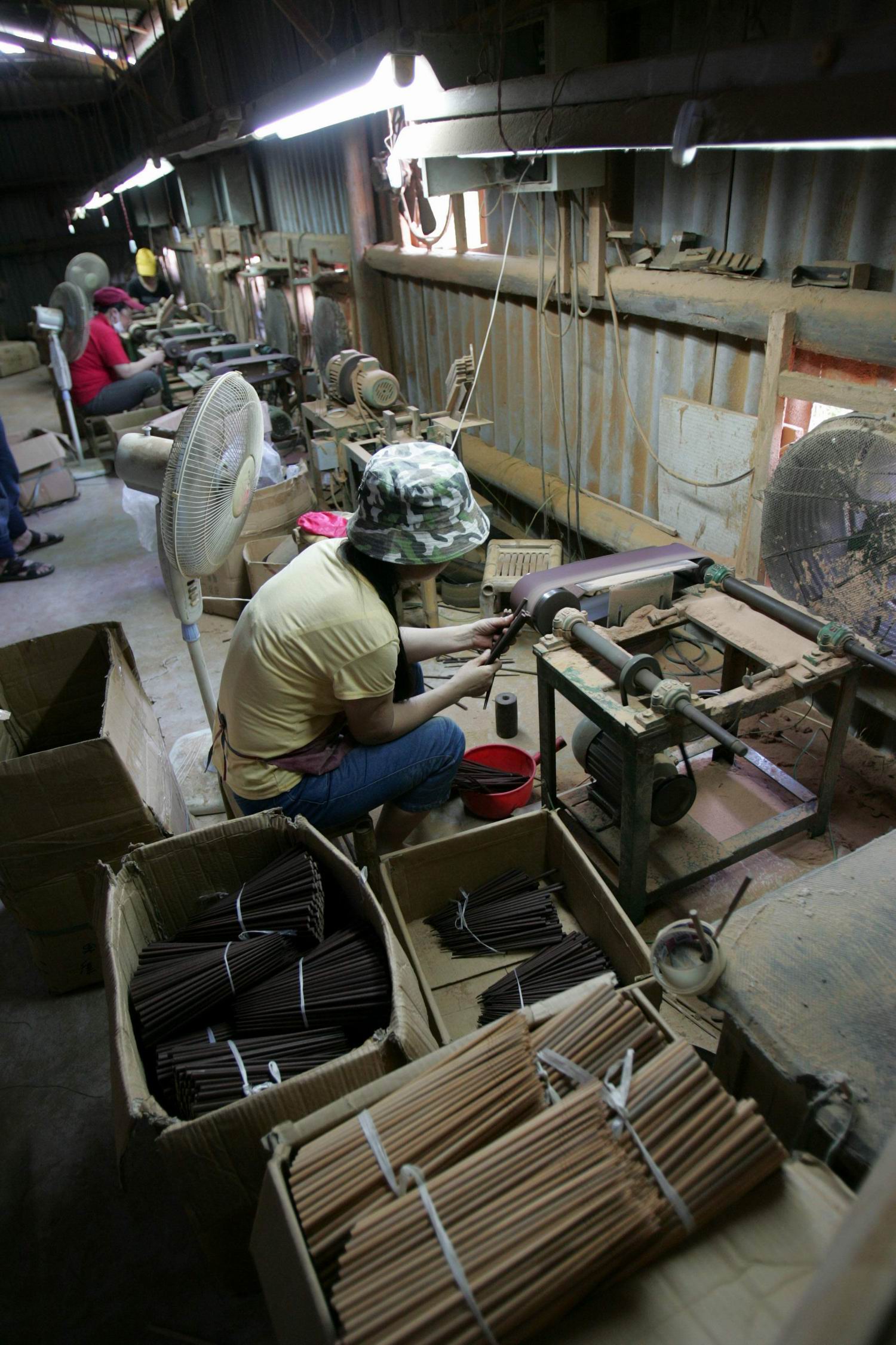 福州民天筷子厂的车间，采用的仍是传统的漆箸制作工艺 (7).jpg