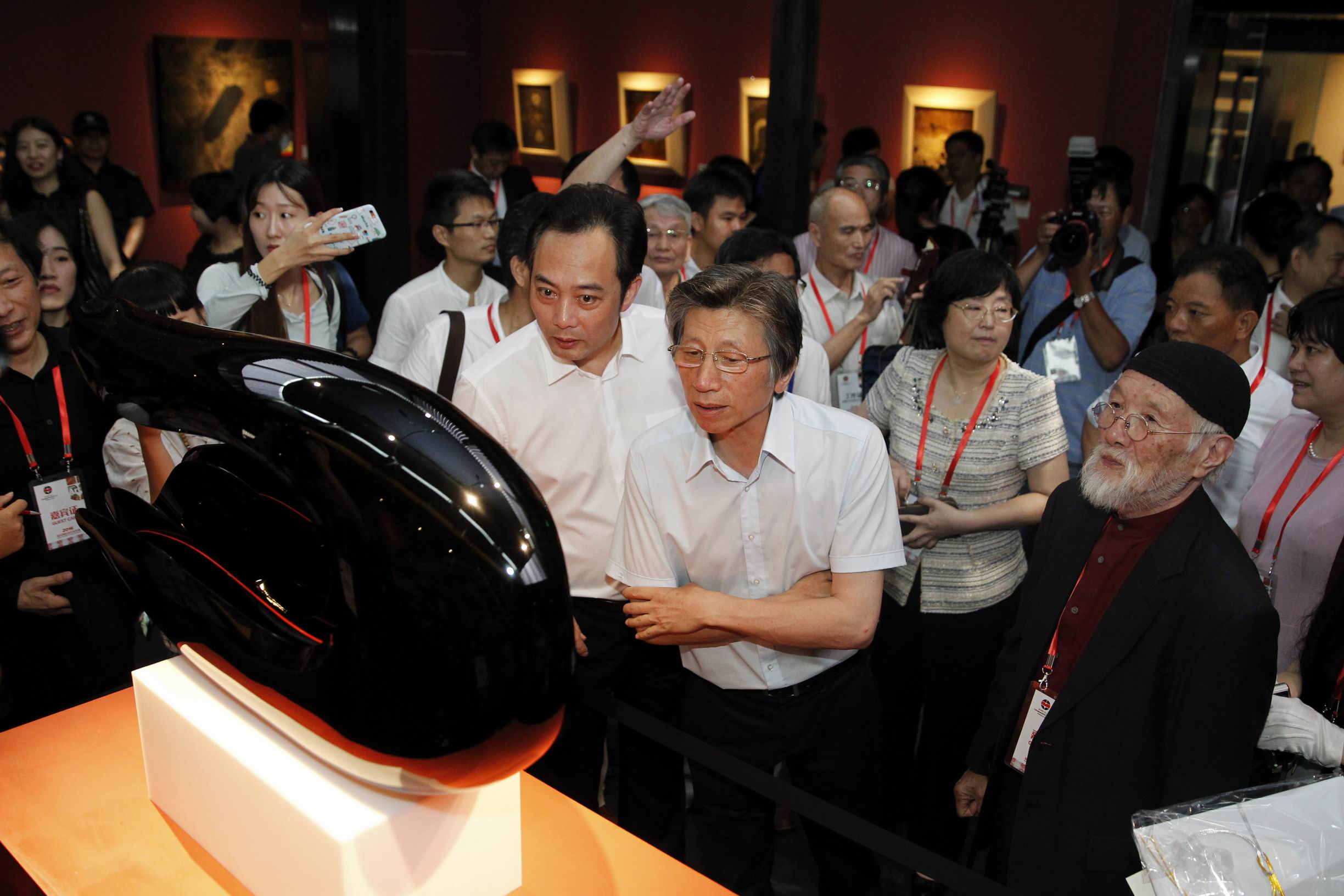 省文化厅厅长陈秋平（前左）、中国美术馆馆长范迪安（前中），仔细欣赏一位漆艺作品.JPG