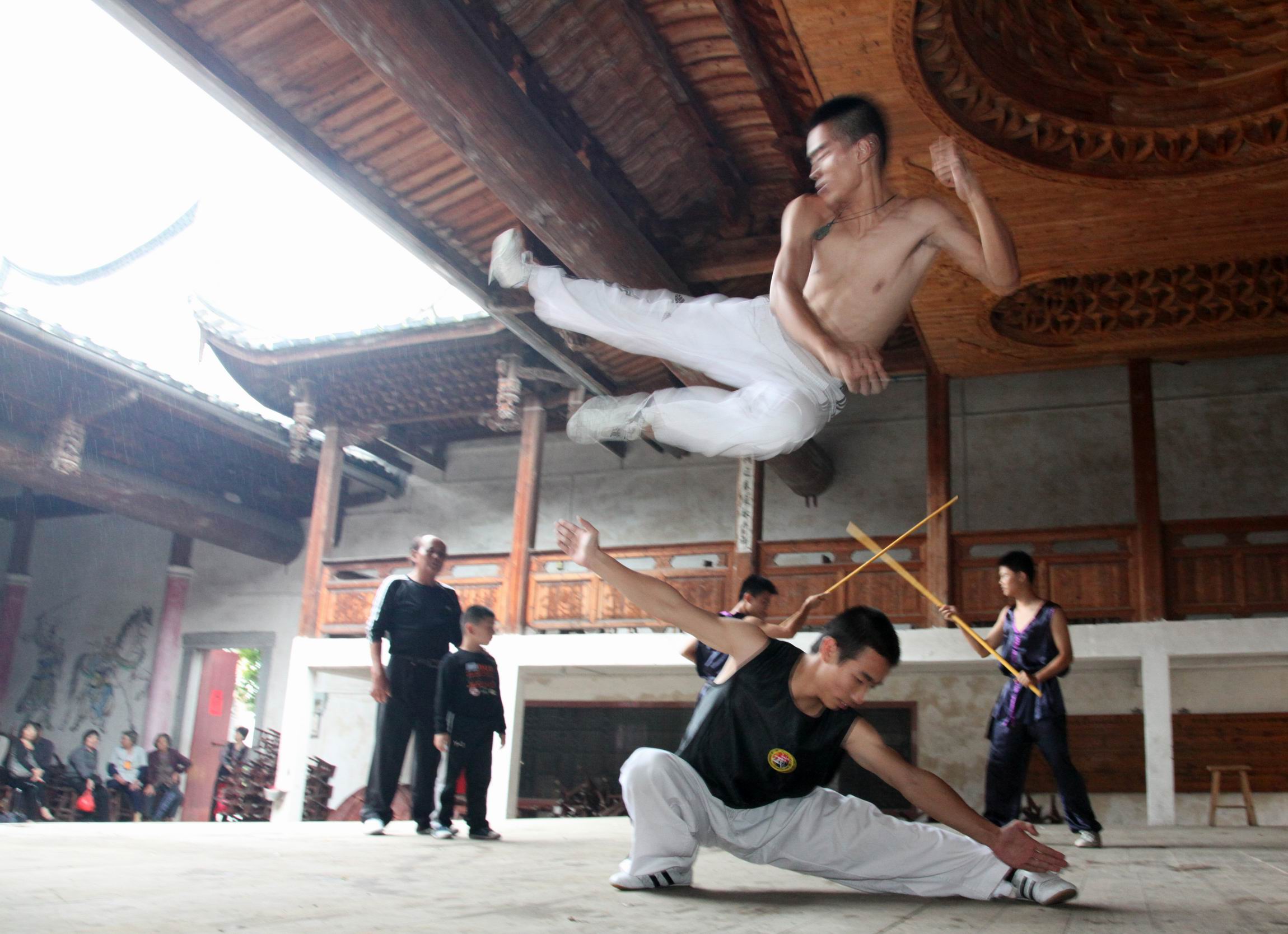 源于福州本土的武术拳种“香店拳”表演吸引了不同年龄的习武爱好者。1 (1).JPG