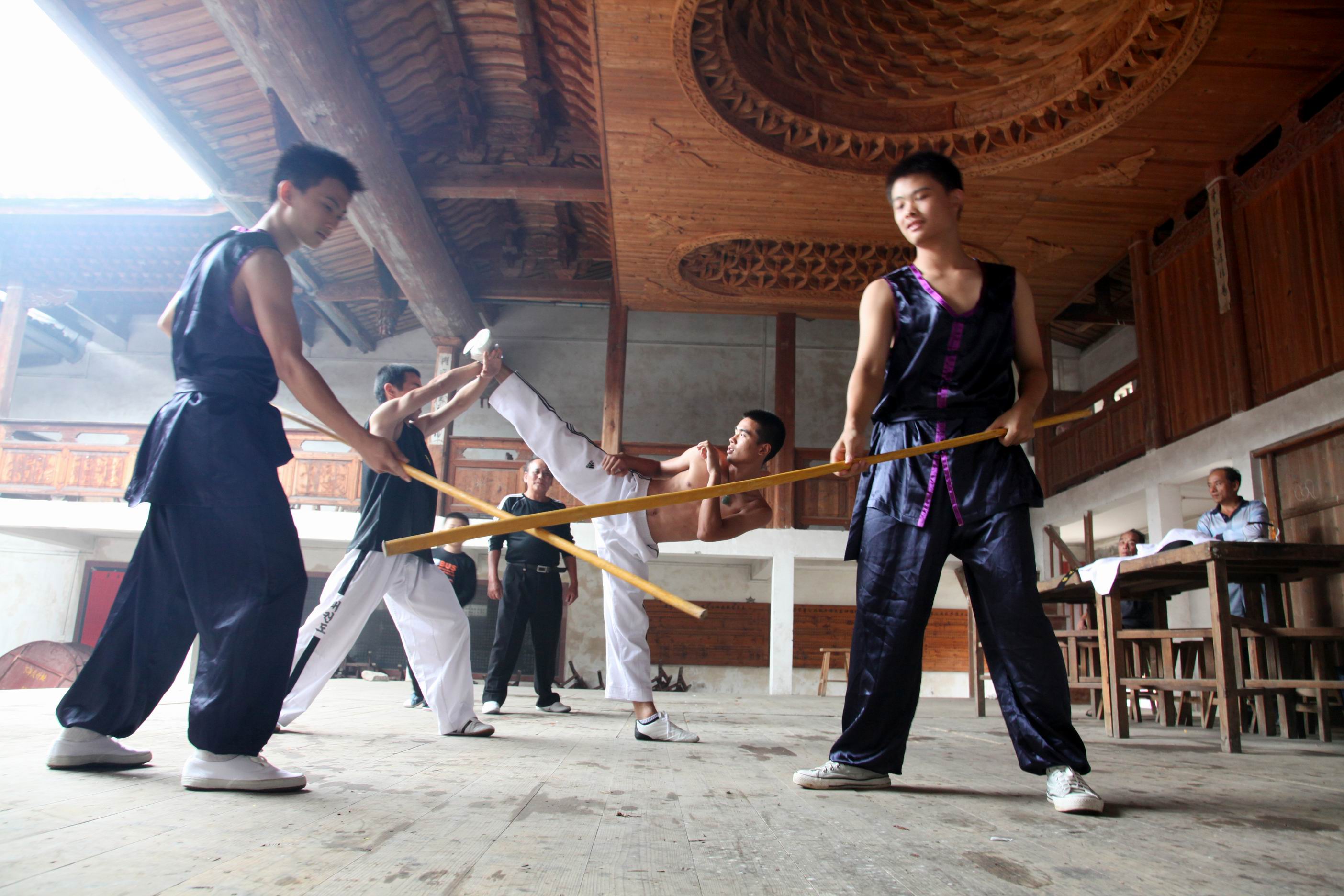 源于福州本土的武术拳种“香店拳”表演吸引了不同年龄的习武爱好者。1 (2).JPG