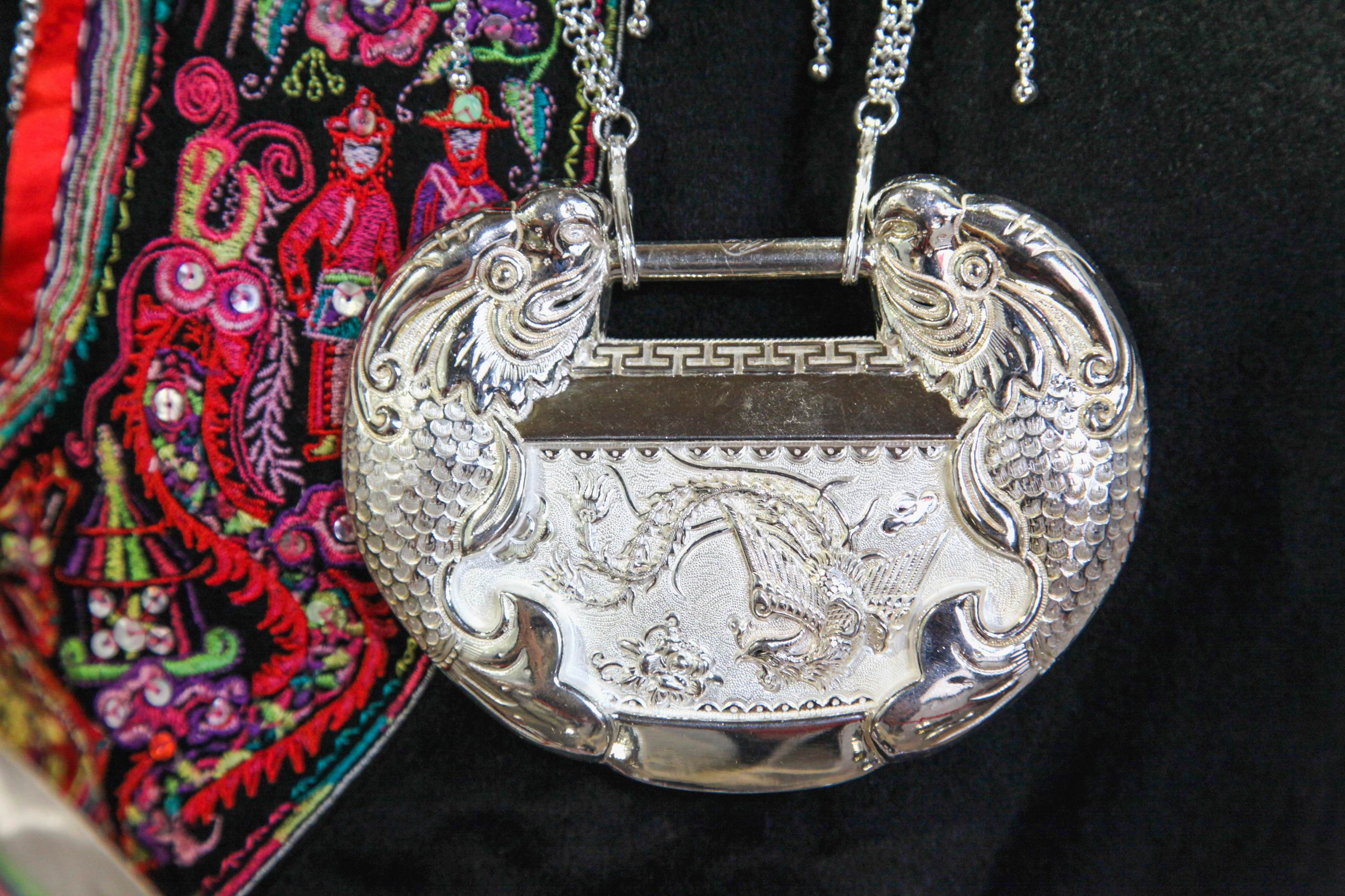 《守艺福建》P502）畲族新娘脖子上佩戴的银饰。杨婀娜摄.JPG