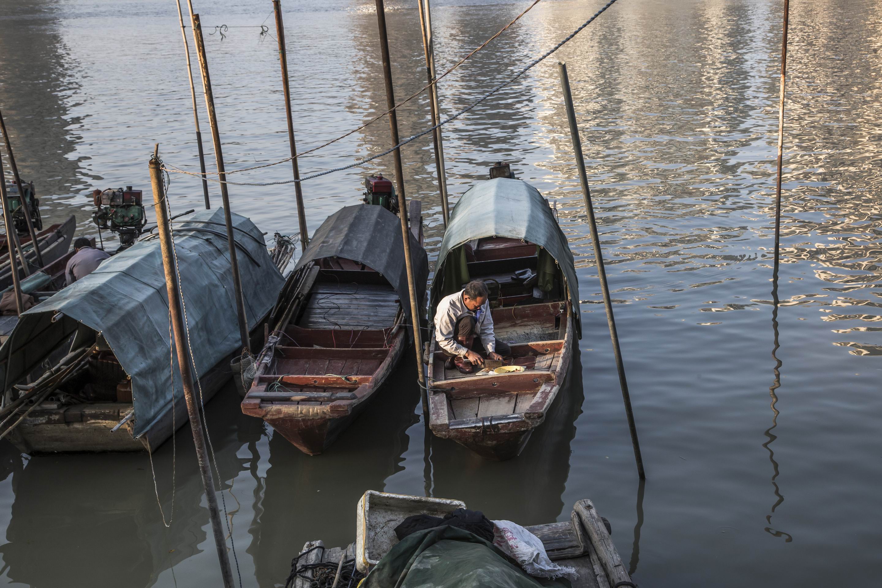位于福州闽江边的疍民，常年居住在渔船上，是福州城中一道独特的风景线 (2).jpg
