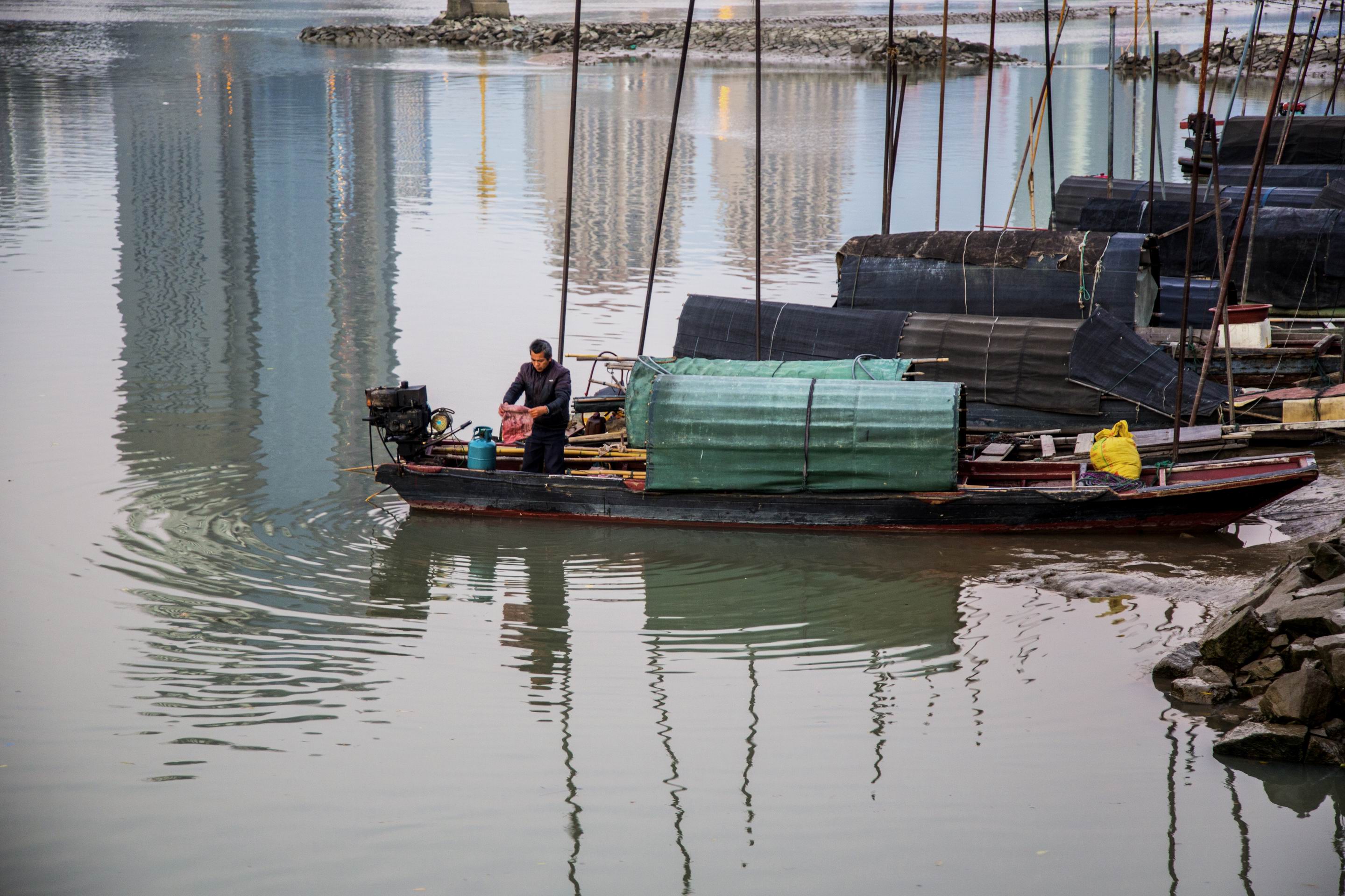 位于福州闽江边的疍民，常年居住在渔船上，是福州城中一道独特的风景线 (3).jpg