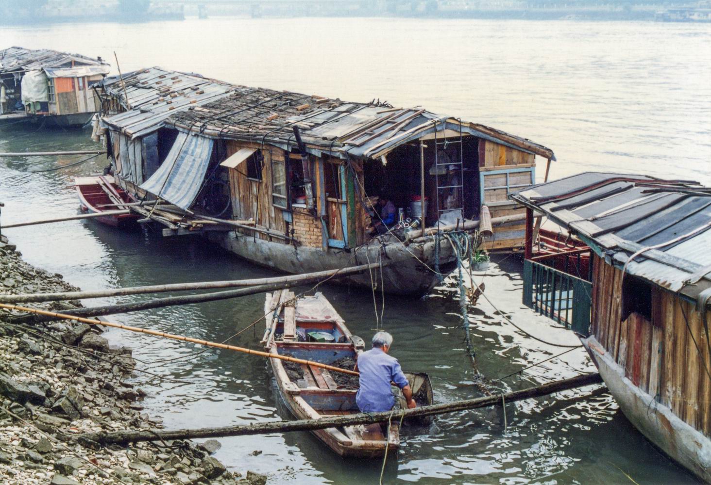 位于福州闽江边的疍民，常年居住在渔船上，是福州城中一道独特的风景线 (8).jpg