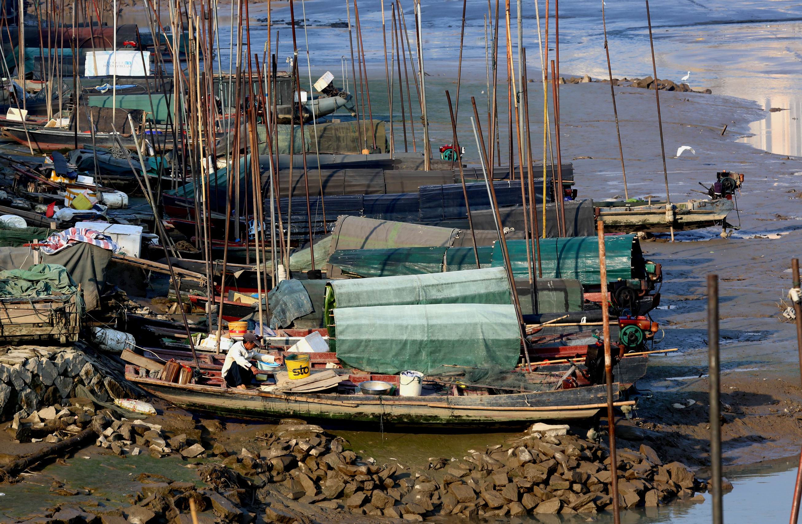 位于福州闽江边的疍民，常年居住在渔船上，是福州城中一道独特的风景线 (9).JPG