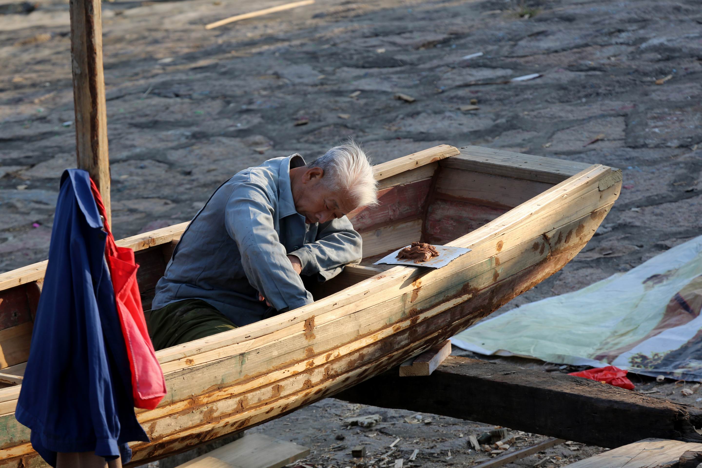 位于福州闽江边的疍民，常年居住在渔船上，是福州城中一道独特的风景线 (11).JPG