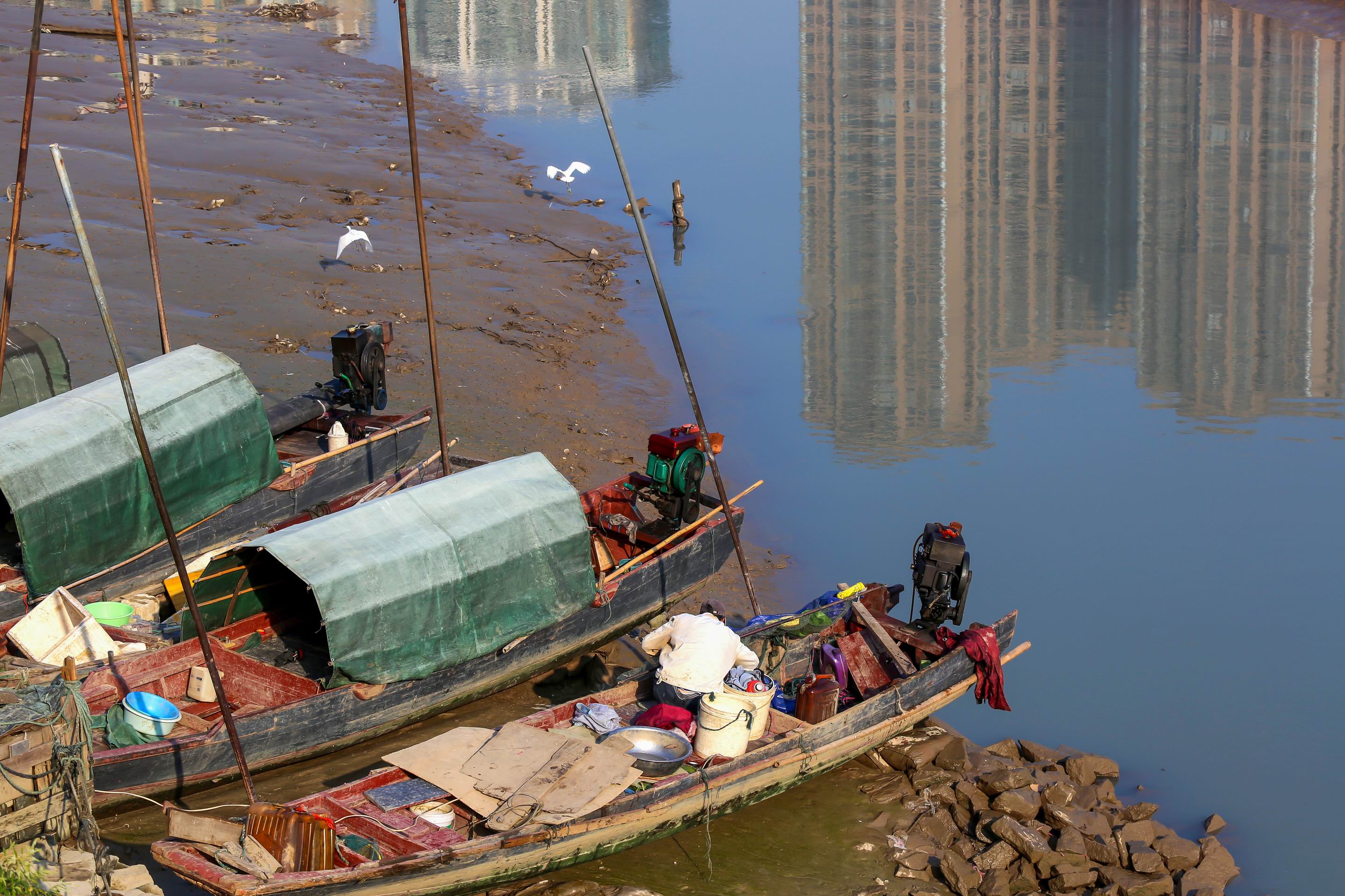 位于福州闽江边的疍民，常年居住在渔船上，是福州城中一道独特的风景线 (12).JPG