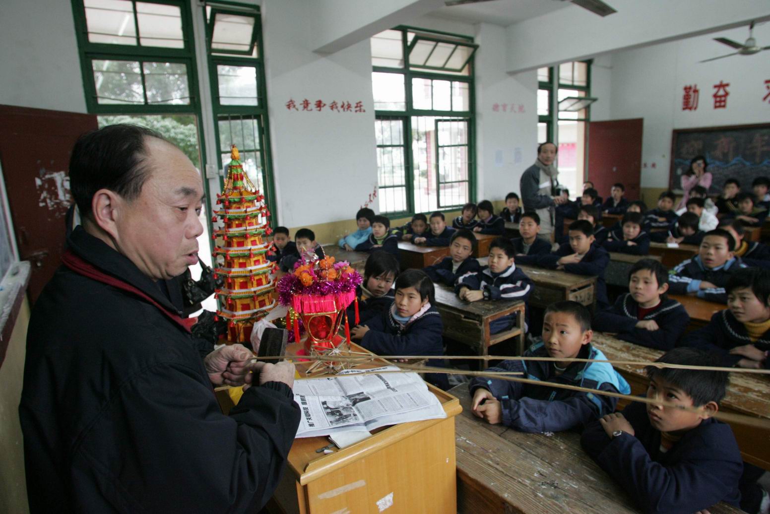 1，南后街灯王周老先生给秀山中学的同学们上手工课，教大家如何做花灯.jpg