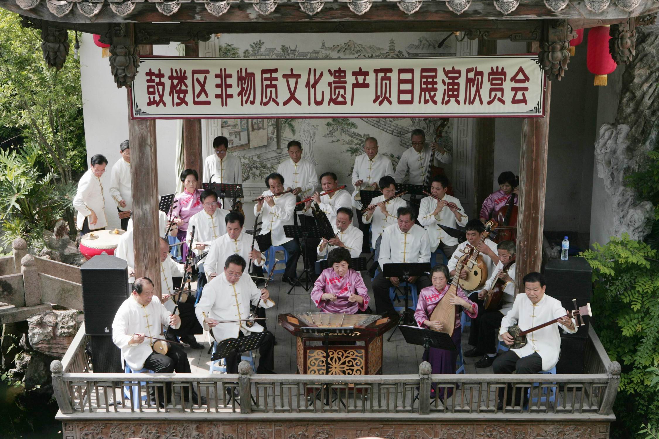 2，文化遗产日，老艺人们在水榭戏台为观众们合奏十番音乐《石鼓泉涌》.jpg