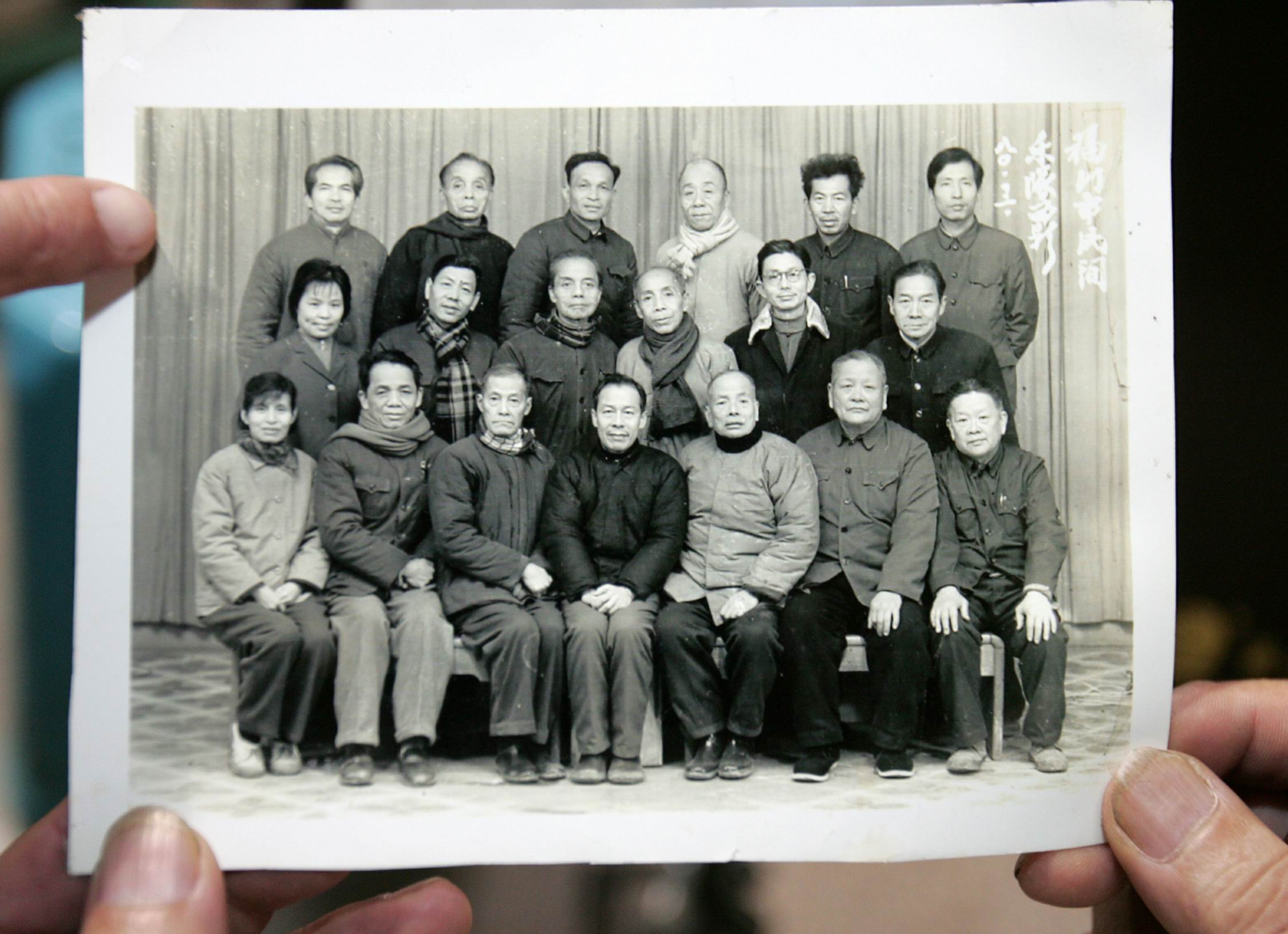 13，上世纪80年代福州民间乐团的合影，屠敏老人在第三排右二.jpg